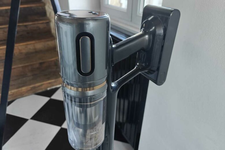 Le réservoir de l'aspirateur.
