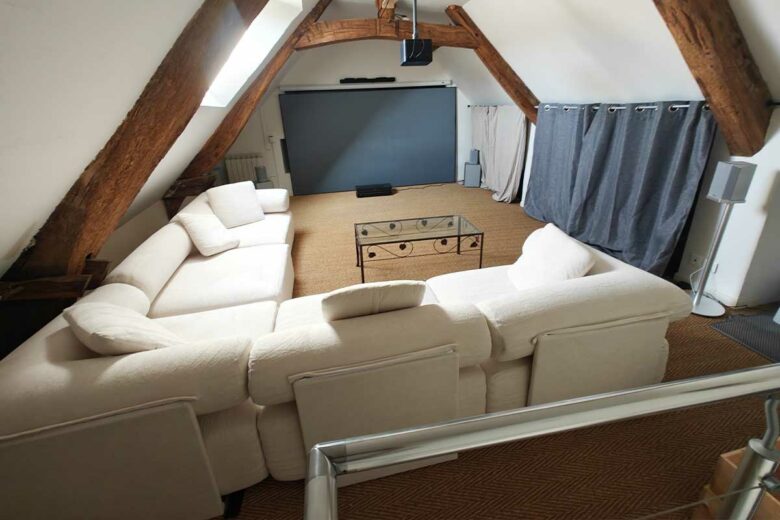 Un large et confortable canapé.
