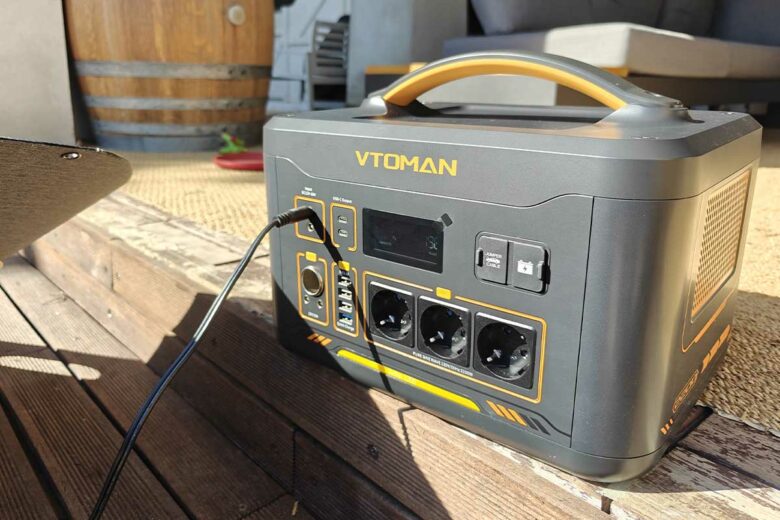 La recharge de la batterie avec le panneau solaire portable.
