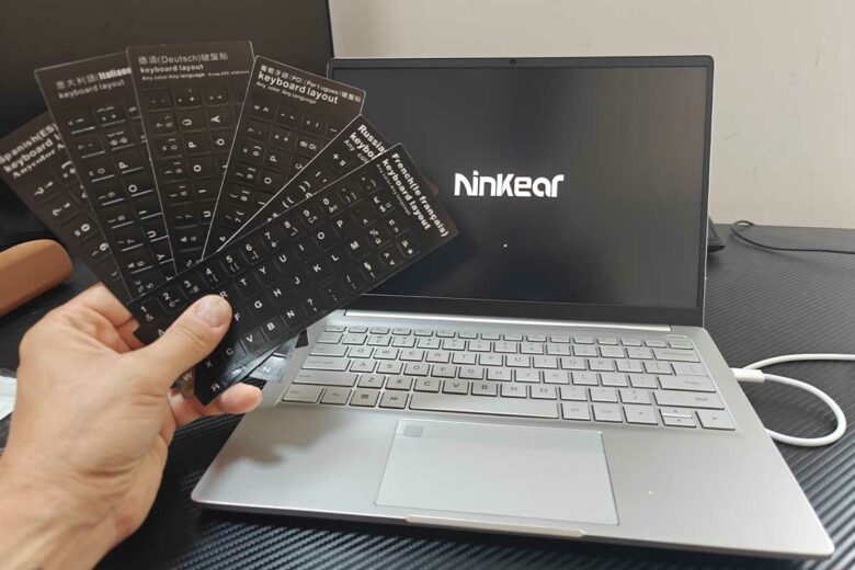 Des stickers pour adapter le clavier à sa langue natale.
