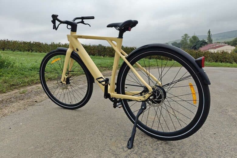 Un magnifique vélo sans câbles ni soudures apparentes.