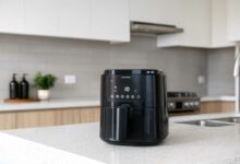 Un airfryer sur un plan de travail.