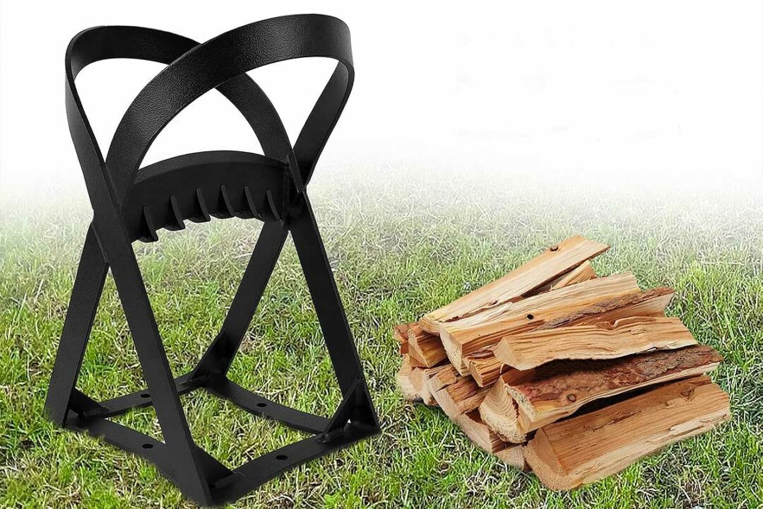 Un fendeur de bois et un petit tas de bois.