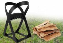 Un fendeur de bois et un petit tas de bois.