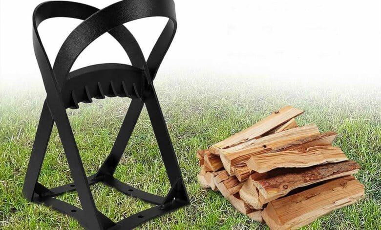 Un fendeur de bois et un petit tas de bois.