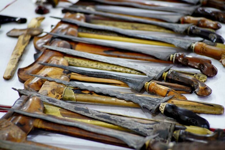 Une collection d'armes anciennes indonésiennes.