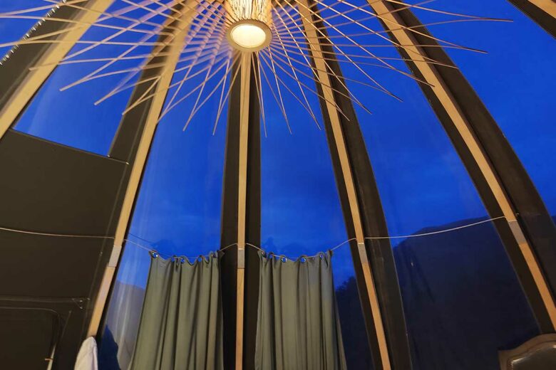 Une chambre d'hôtel bulle transparente pour admirer les étoiles le soir venu.