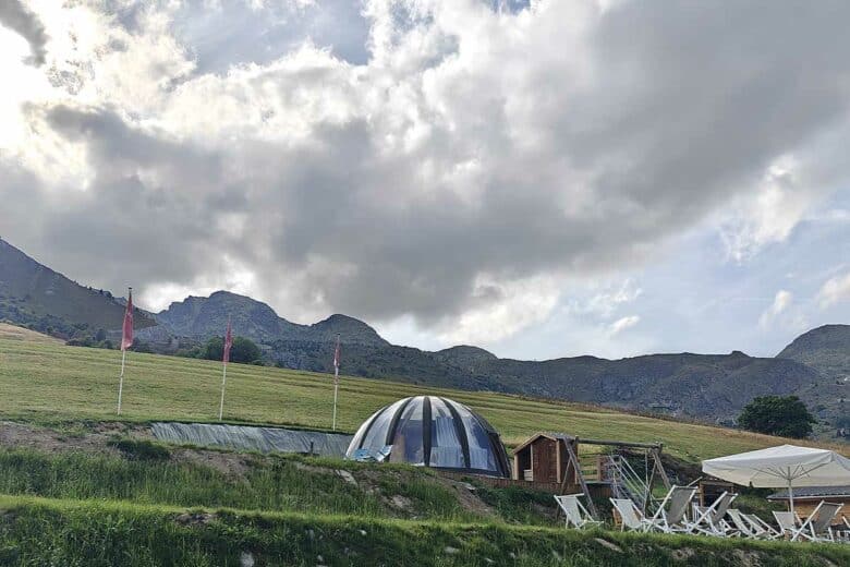 Une maison bulle nichée au cœur des montagnes.