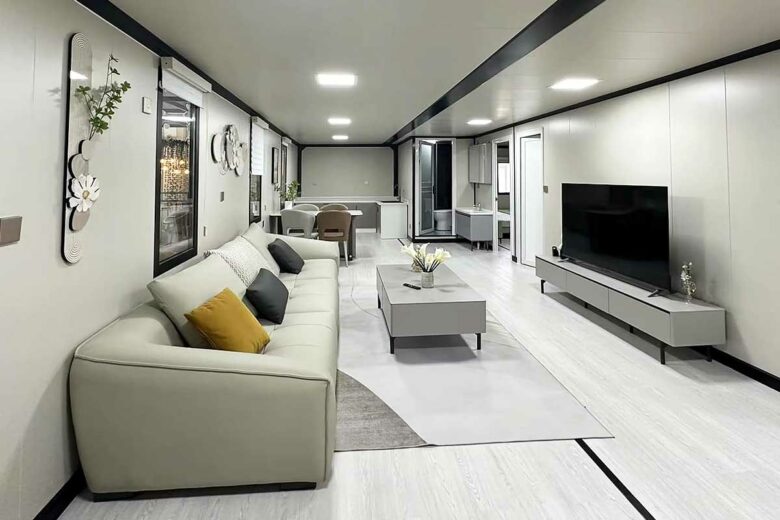 Un salon aménagé dans un modèle de maison vendu par Amazon.
