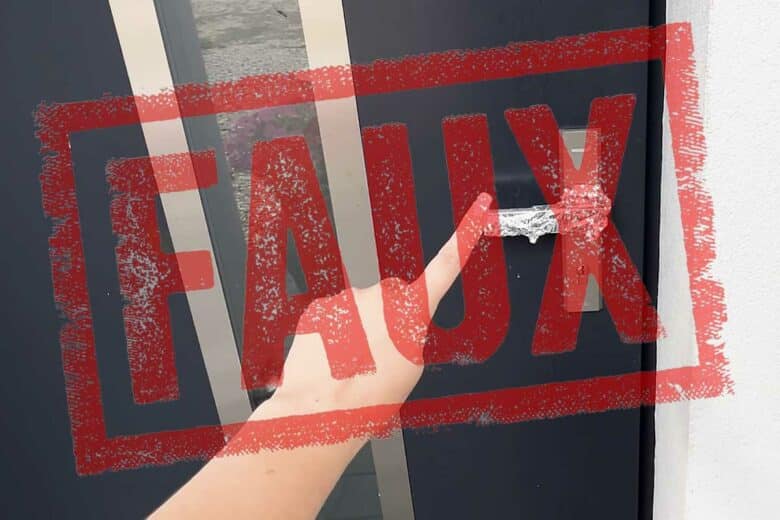 Une poignée de porte recouverte de papier aluminium.