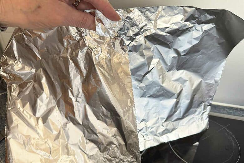 Des feuilles de papier aluminium.