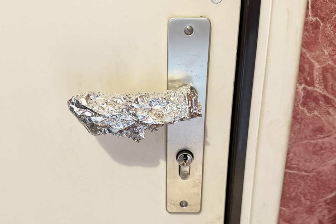 Une poignée de porte recouverte de papier aluminium.
