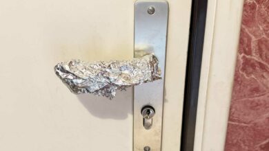 Une poignée de porte recouverte de papier aluminium.