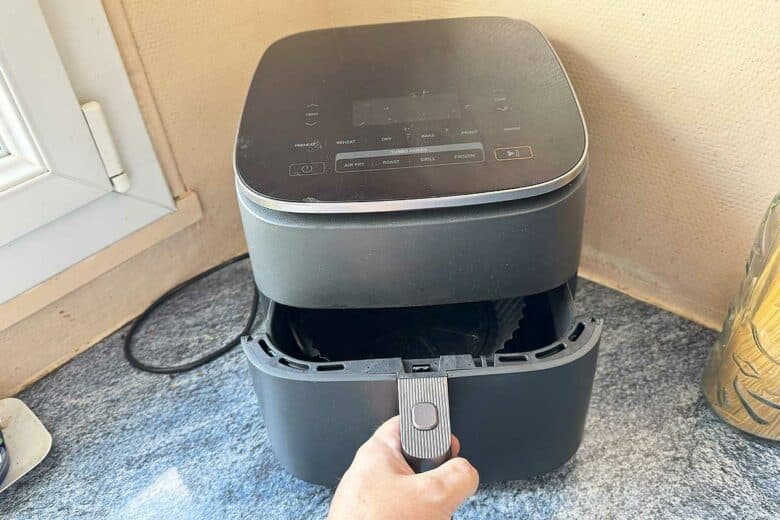 Un airfryer dans la cuisine.