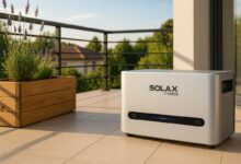 La batterie SolaX Power X-MS 2000 sur un balcon.