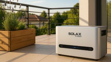 La batterie SolaX Power X-MS 2000 sur un balcon.