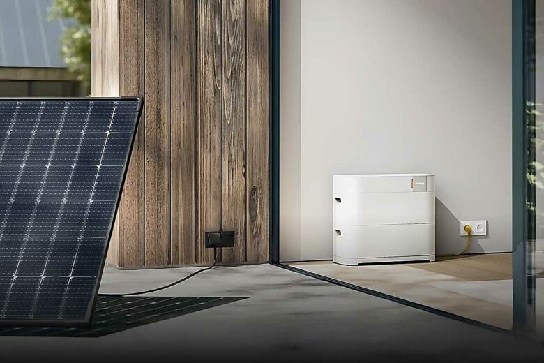 Une batterie et un panneau solaire.