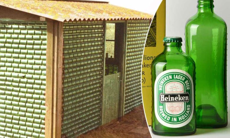 Deux bouteilles de bière et un abri construit avec ce type de bouteilles.