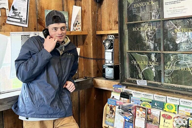 Un homme passe un appel téléphonique.