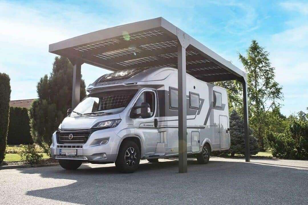 Un abri qui combine espace de parking protégé et production solaire.