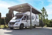 Un abri qui combine espace de parking protégé et production solaire.