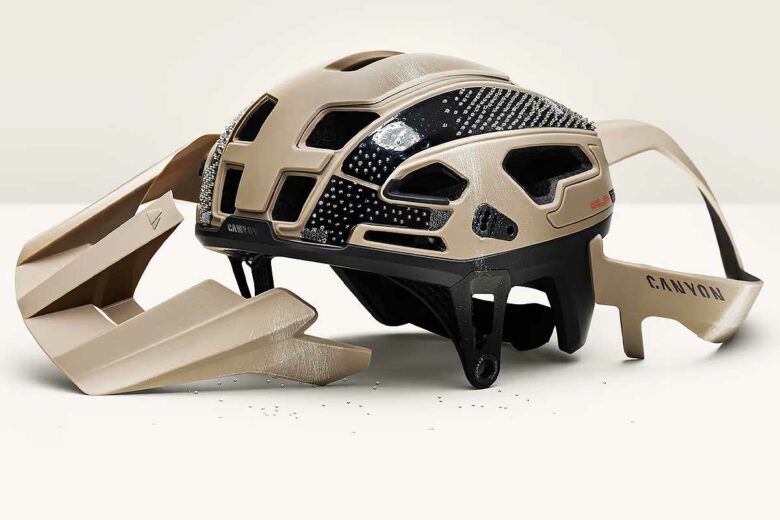 Un casque qui a subi un choc.
