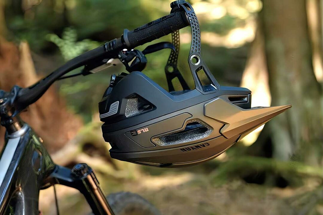 Un casque accroché sur le guidon d'un vélo.
