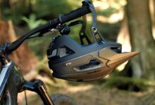 Un casque accroché sur le guidon d'un vélo.