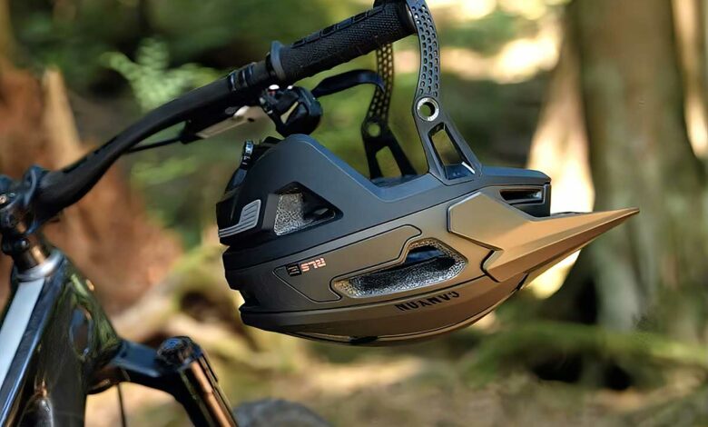 Un casque accroché sur le guidon d'un vélo.