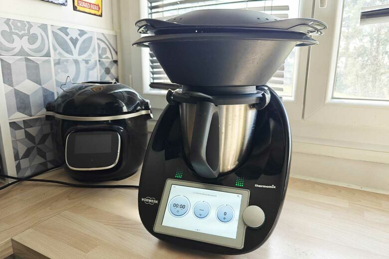 Un Thermomix TM6 et son panier de cuisson vapeur.