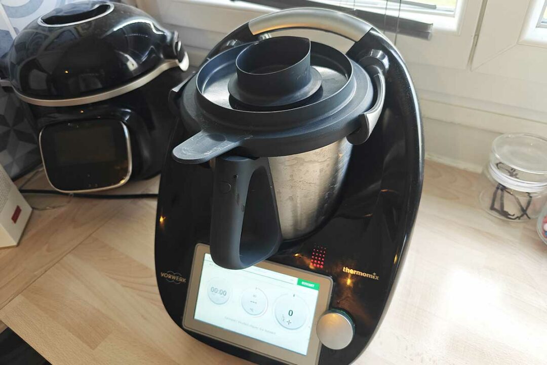Un Thermomix TM6 sur un plan de travail.