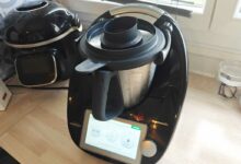 Un Thermomix TM6 sur un plan de travail.