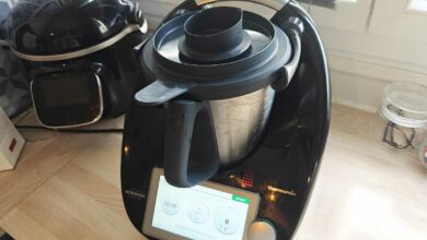 Un Thermomix TM6 sur un plan de travail.