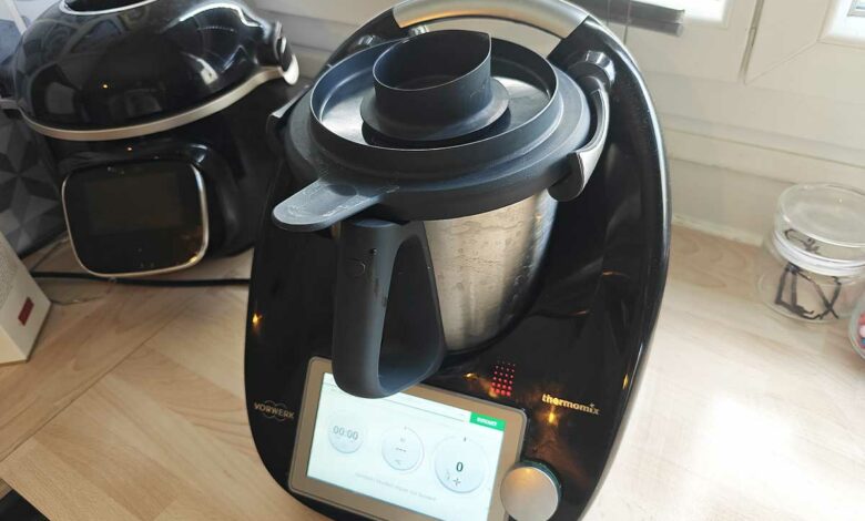 Un Thermomix TM6 sur un plan de travail.