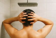 Un homme prend une douche.