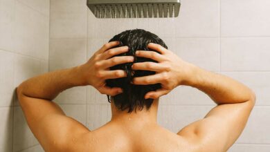 Un homme prend une douche.