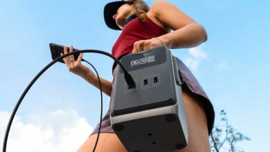 Une femme porte sa batterie nomade.