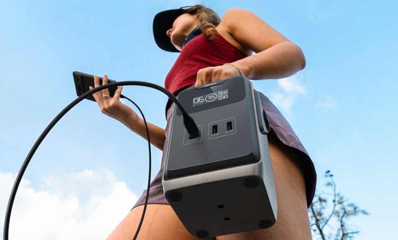 Une femme porte sa batterie nomade.