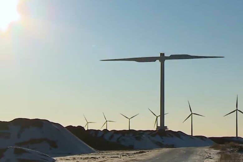 Une éolienne bipale en contrejour.