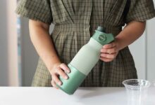 Une bouteille filtrante en silicone.