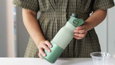 Une bouteille filtrante en silicone.