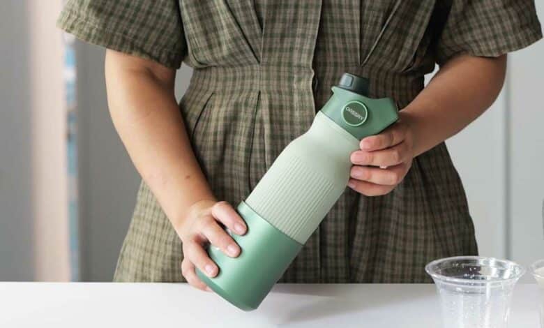 Une bouteille filtrante en silicone.