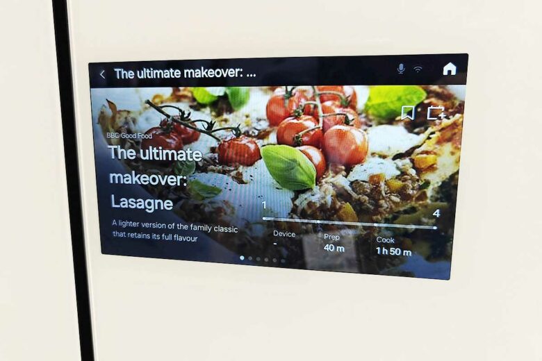 Un écran tactile sur la porte du frigo Samsung.