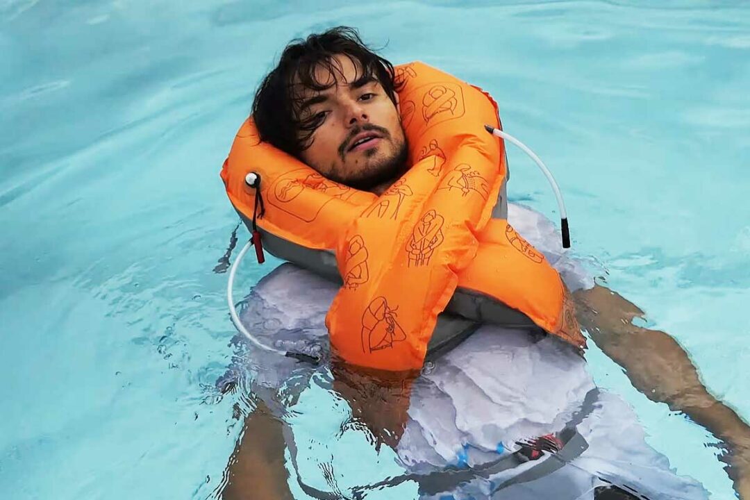 Un homme dans l'eau portant un gilet VITAPACK.