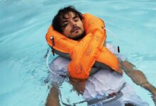 Un homme dans l'eau portant un gilet VITAPACK.