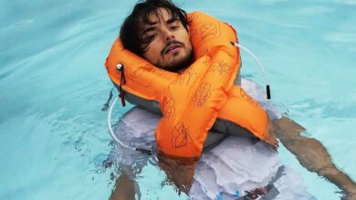 Un homme dans l'eau portant un gilet VITAPACK.