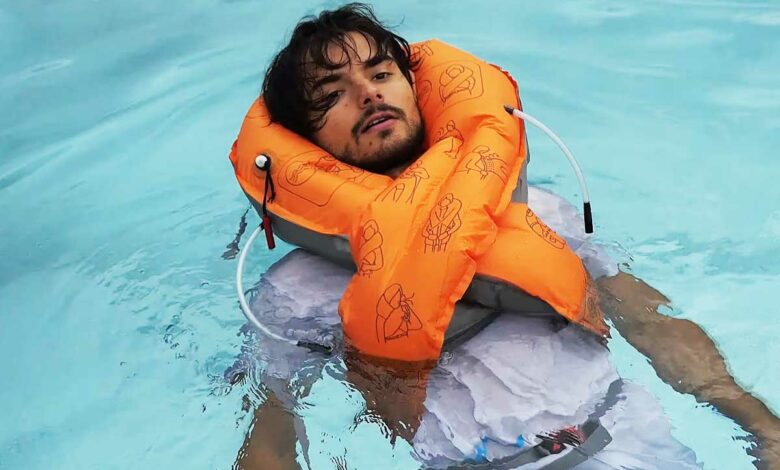 Un homme dans l'eau portant un gilet VITAPACK.