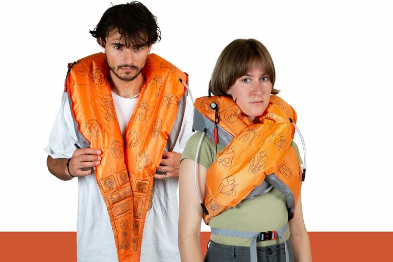 Un gilet de sauvetage porté par deux personnes.