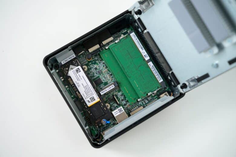Un mini PC ouvert.
