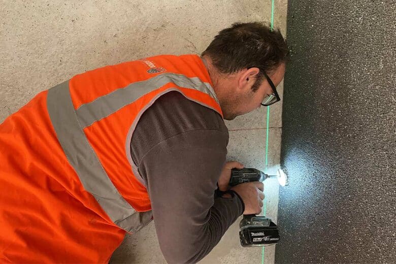Un plaquiste utilise le Doublifix.